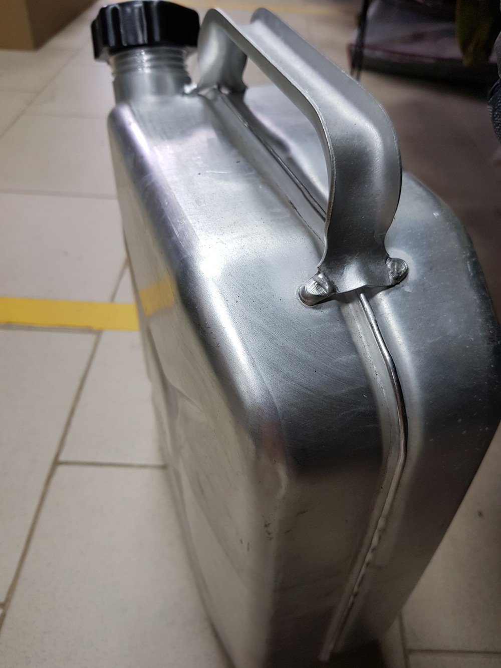 Канистра алюминиевая 10 л серебристого цвета Канистра алюминиевая 10 л серебристого цвета